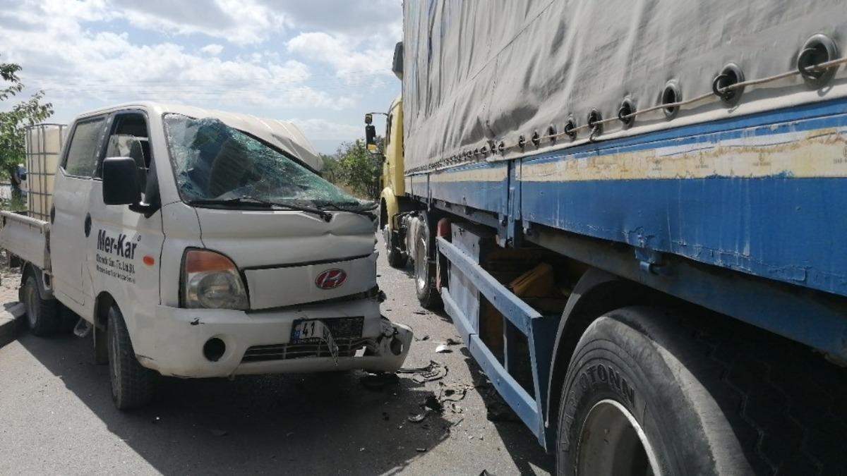 Kamyonet ile tır &ccedil;arpıştı: 1 yaralı