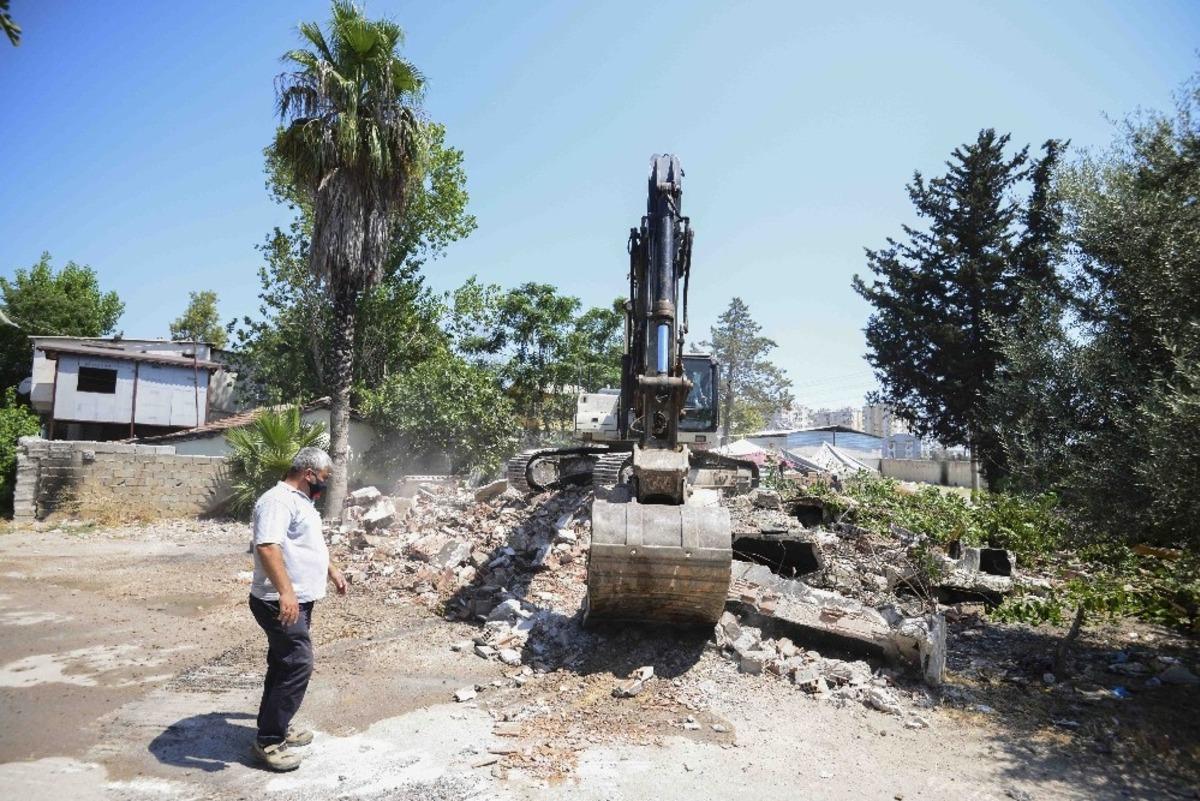 Zeytink&ouml;y&rsquo;de a&ccedil;ılacak yeni caddeler i&ccedil;in metruk binalar yıkıldı