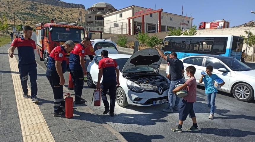 Seyir halindeki ara&ccedil; itfaiye &ouml;n&uuml;nde alev aldı, ekipler anında s&ouml;nd&uuml;rd&uuml;