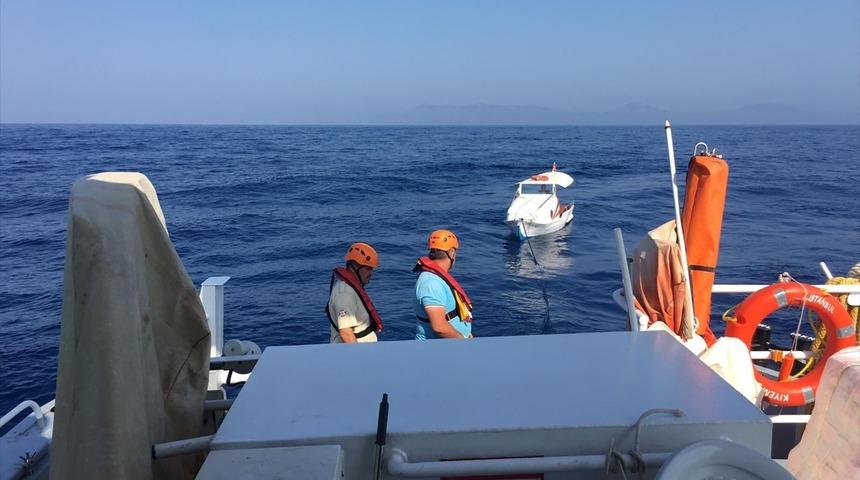 Fethiye a&ccedil;ıklarında s&uuml;r&uuml;klenen teknedeki iki kişi kurtarıldı
