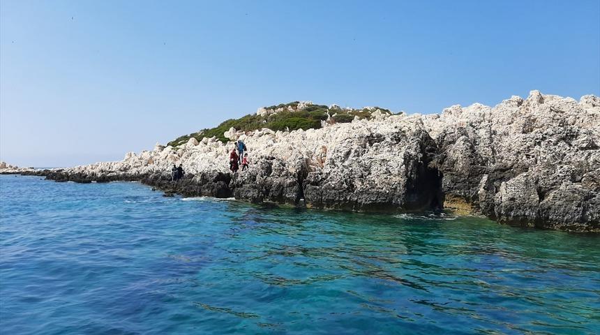 Antalya'da Türk kara sularına itilen 9 sığınmacı kurtarıldı