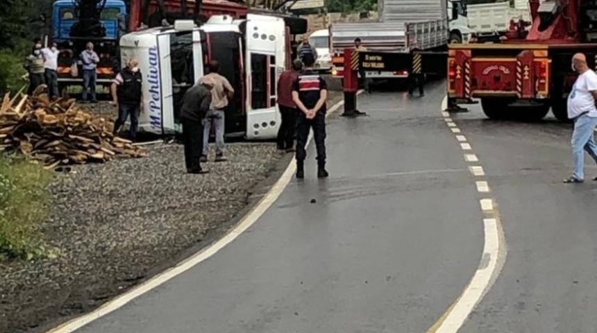 Kereste y&uuml;kl&uuml; kamyon devrildi