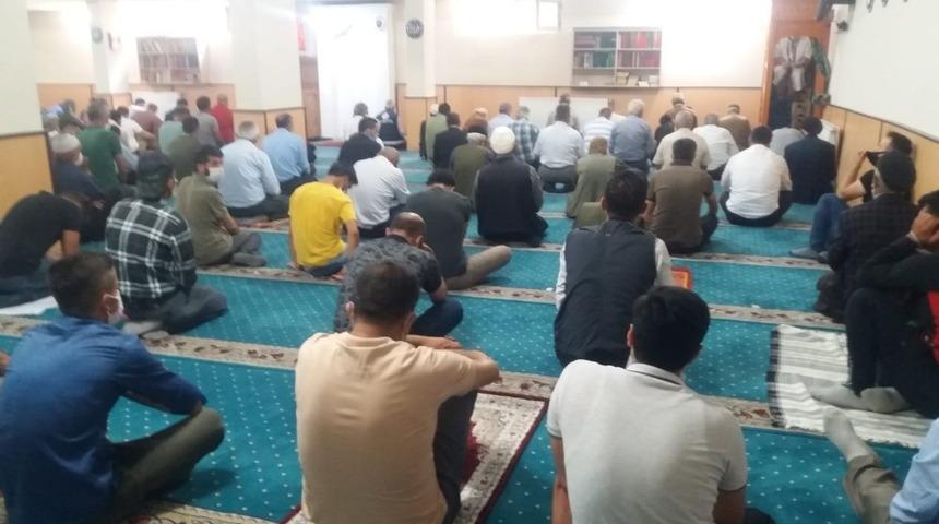Hakkari&rsquo;de sosyal mesafeli cuma namazı