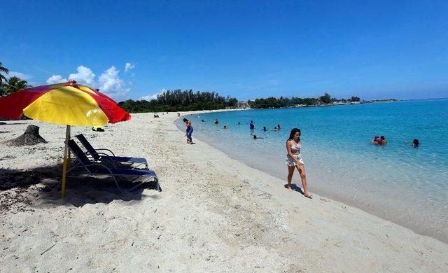 Kübalılar kısıtlamalar gevşetilince plajlara akın etti