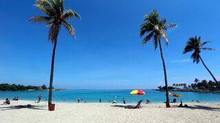 Kısıtlamalar gevşetilince plajlara akın ettiler