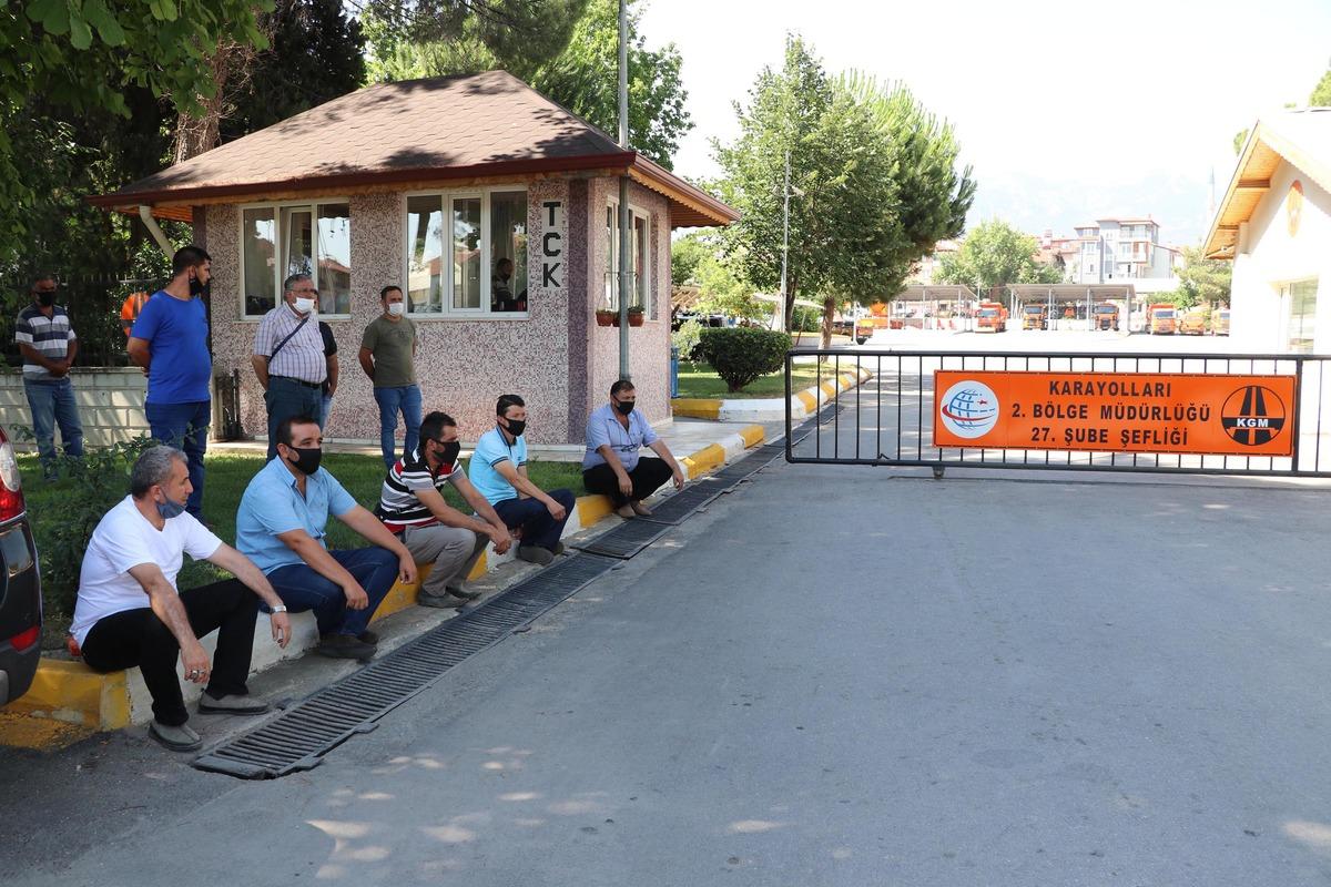 Taşeron karayolları iş&ccedil;ileri, iş bıraktı