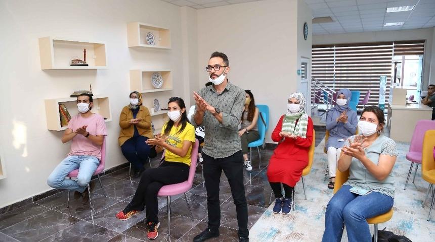 Aksaray Belediyesi tarafından açılan işaret dili kurslarında eğitimler devam ediyor