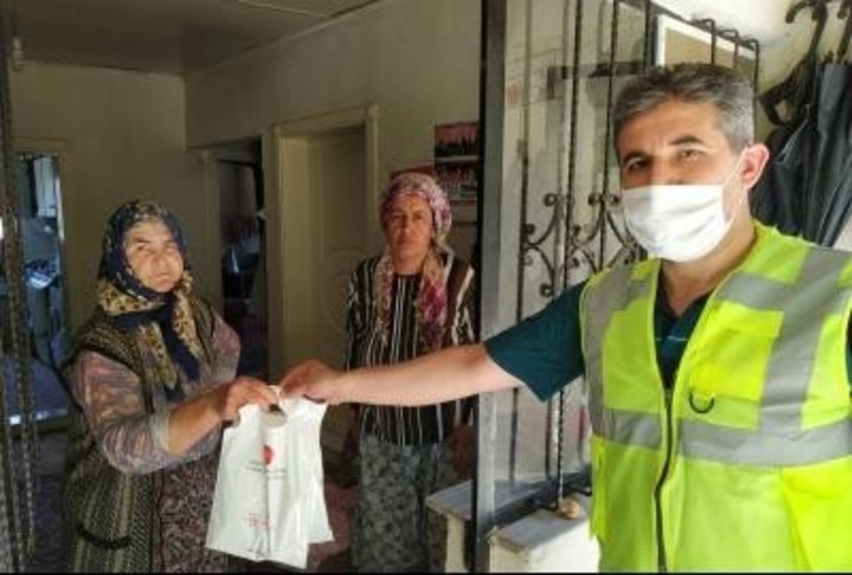 Cumhurbaşkanlığının hediyeleri G&ouml;rdes&rsquo;teki 65 yaş ve &uuml;st&uuml; vatandaşlara ulaştırıldı