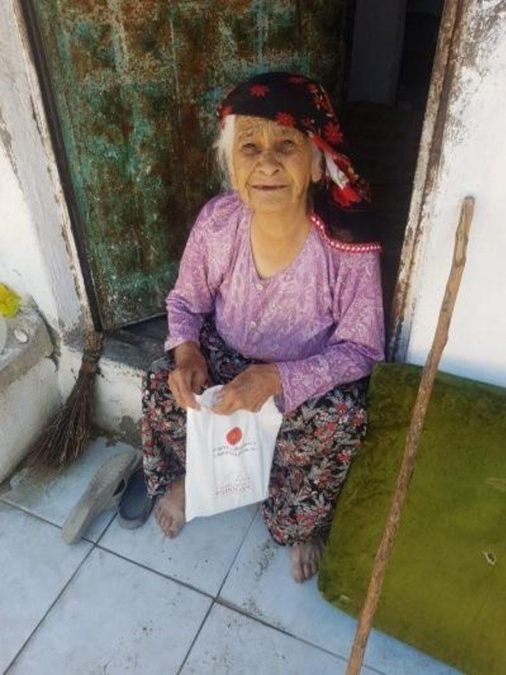 Cumhurbaşkanlığının hediyeleri Gördes’teki 65 yaş ve üstü vatandaşlara ulaştırıldı G2