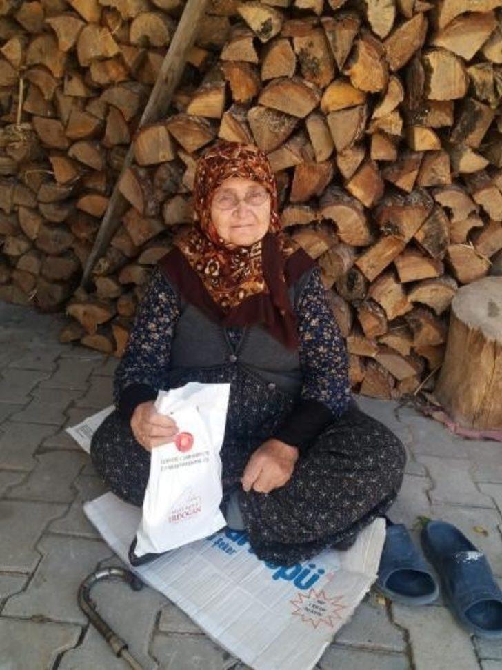 Cumhurbaşkanlığının hediyeleri Gördes’teki 65 yaş ve üstü vatandaşlara ulaştırıldı G3