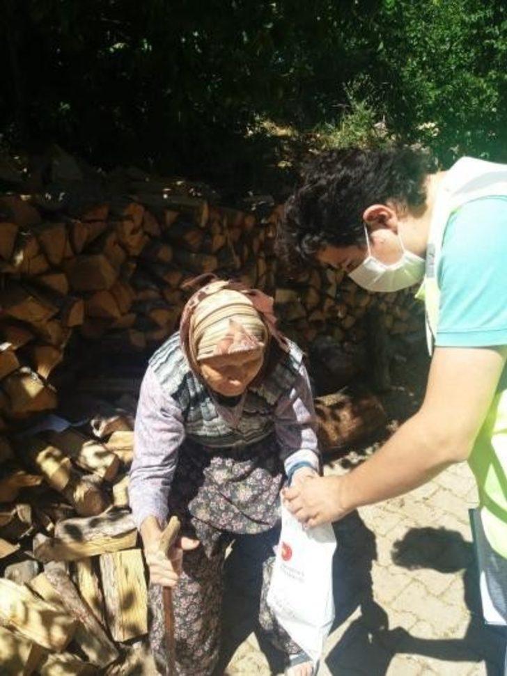 Cumhurbaşkanlığının hediyeleri Gördes’teki 65 yaş ve üstü vatandaşlara ulaştırıldı G5