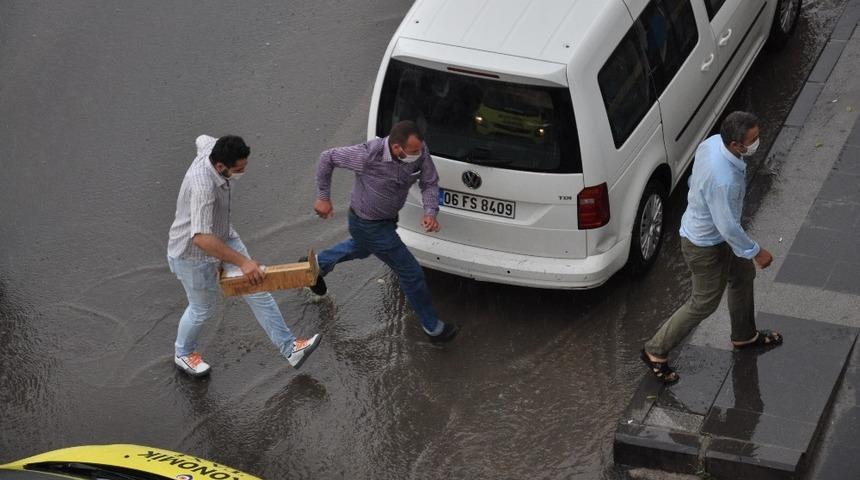 Kars'a 10 dakikalık yağmur yetti! Caddeler göle döndü