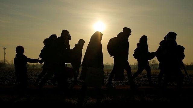 sınırda yürüyen göçmenler