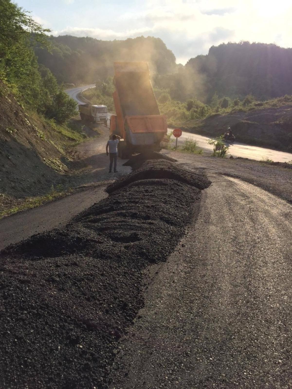 Cide Kaymakamlığı grup yollarında asfaltlama &ccedil;alışmalarını tamamladı