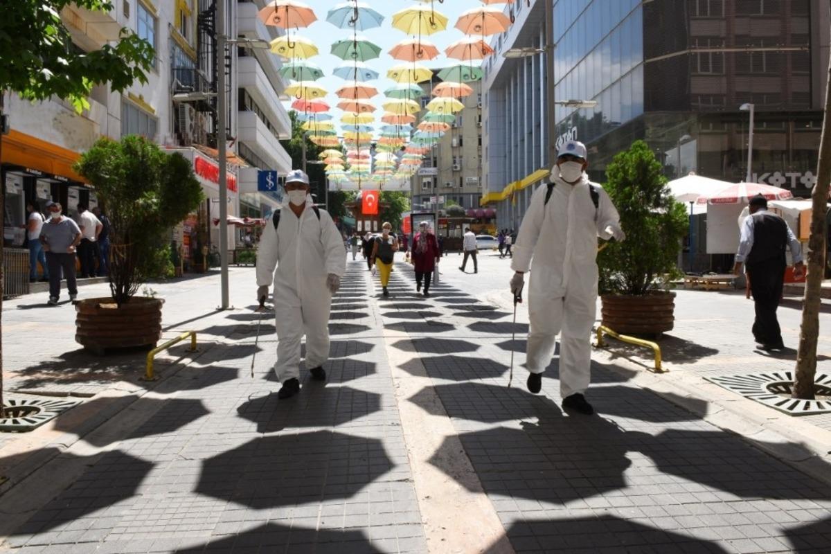 Şemsiye Sokak&rsquo;taki iş yerleri dezenfekte edildi