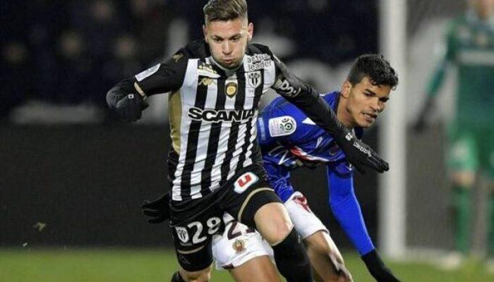 Cezayirli futbolcuya Sokakta Masturbasyon Nedeniyle Hapis cezası