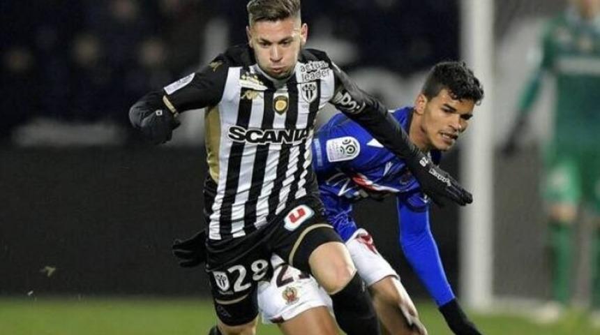 Cezayirli futbolcuya "sokakta mastürbasyon" nedeniyle hapis