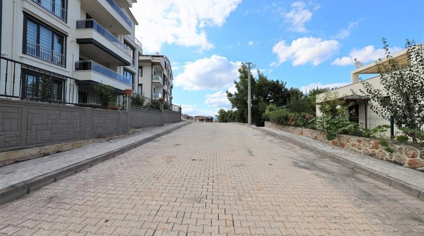 Başiskele&rsquo;de bir sokağın daha parke &ccedil;alışmalarını tamamladı