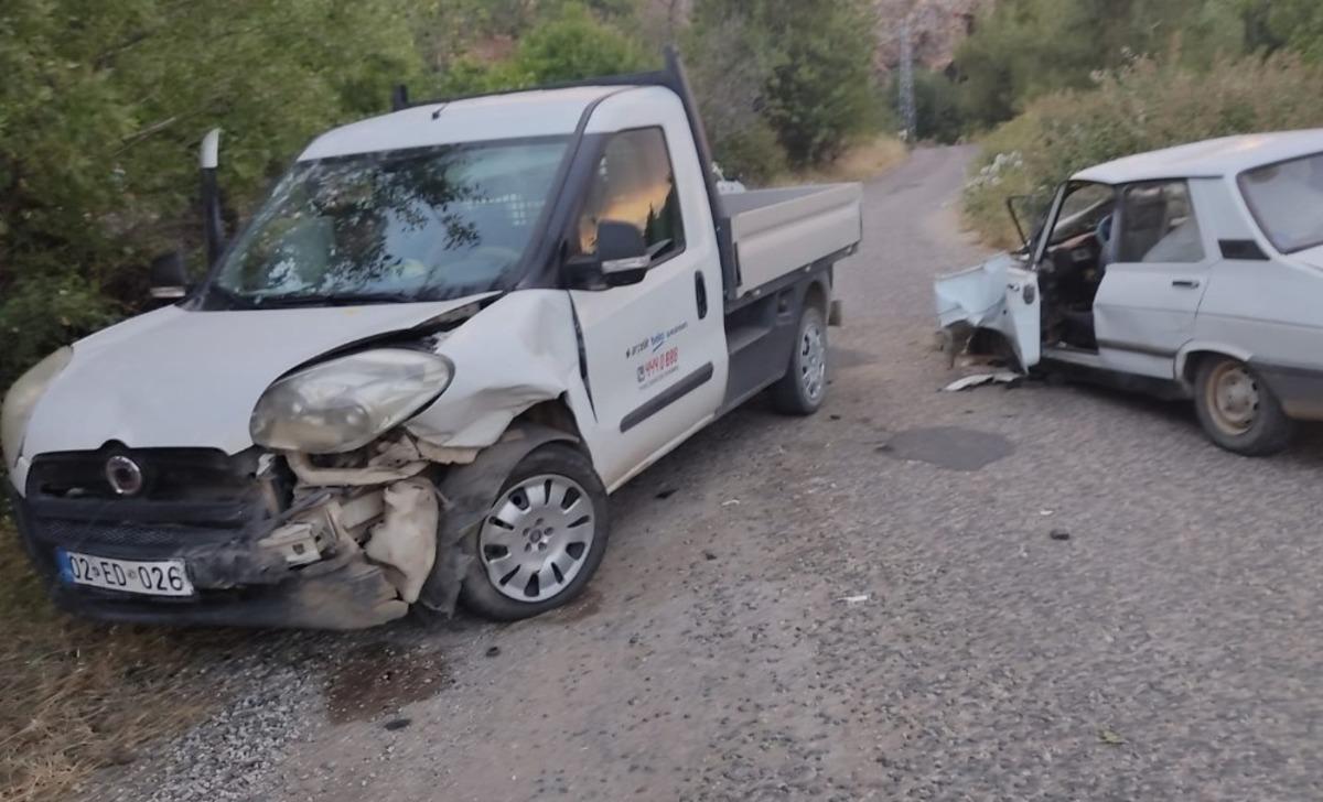 Otomobil ile kamyonet &ccedil;arpıştı: 2 yaralı