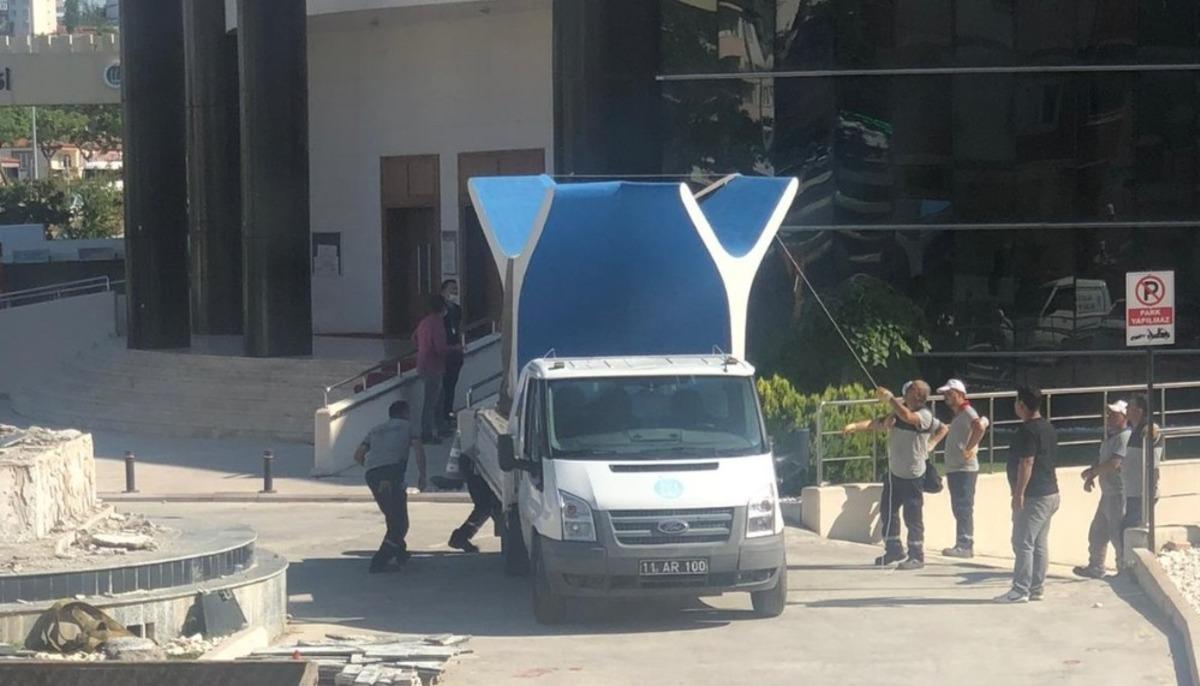 Alt yapı &ccedil;alışmalarına engel olan &rsquo;Kayı Anıtı&rsquo; s&ouml;k&uuml;ld&uuml;