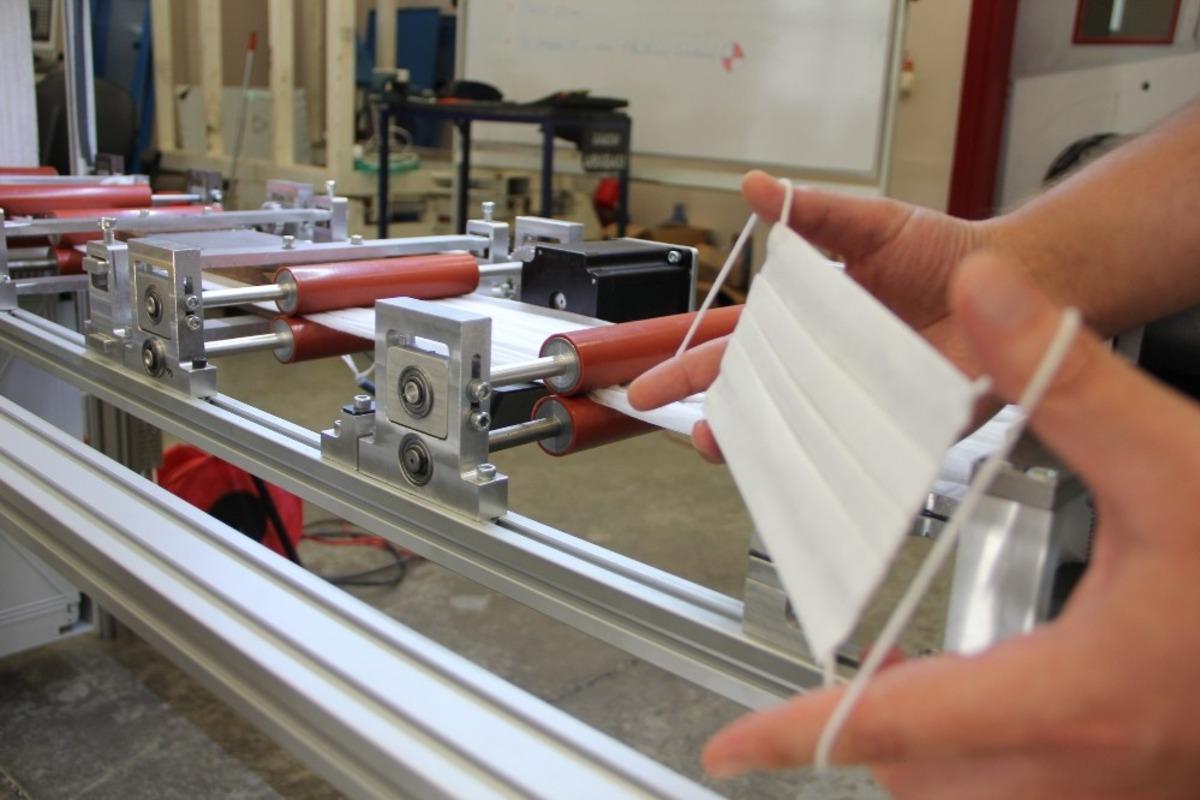 Maske &uuml;retim makinesi yaptılar, saatte 400 maske &uuml;retiyor