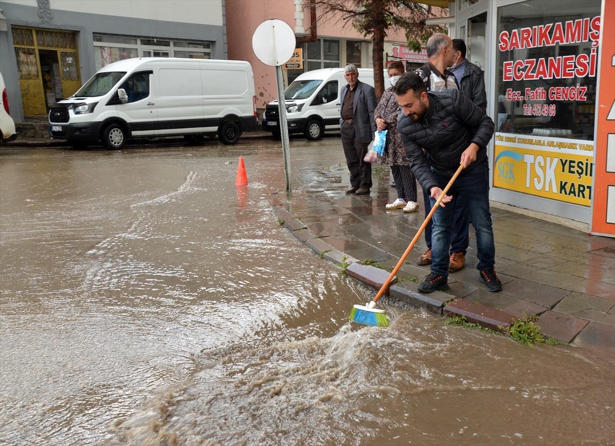 G&Uuml;NCELLEME - Kars'ta sağanak nedeniyle bazı iş yerlerini su bastı