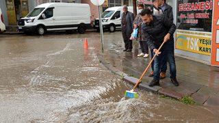 GÜNCELLEME - Kars'ta sağanak nedeniyle bazı iş yerlerini su bastı