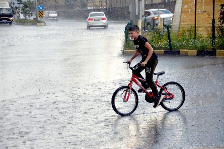 GÜNCELLEME - Kars'ta sağanak nedeniyle bazı iş yerlerini su bastı G3