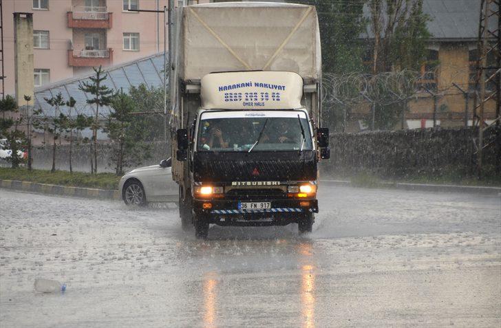 GÜNCELLEME - Kars'ta sağanak nedeniyle bazı iş yerlerini su bastı G5
