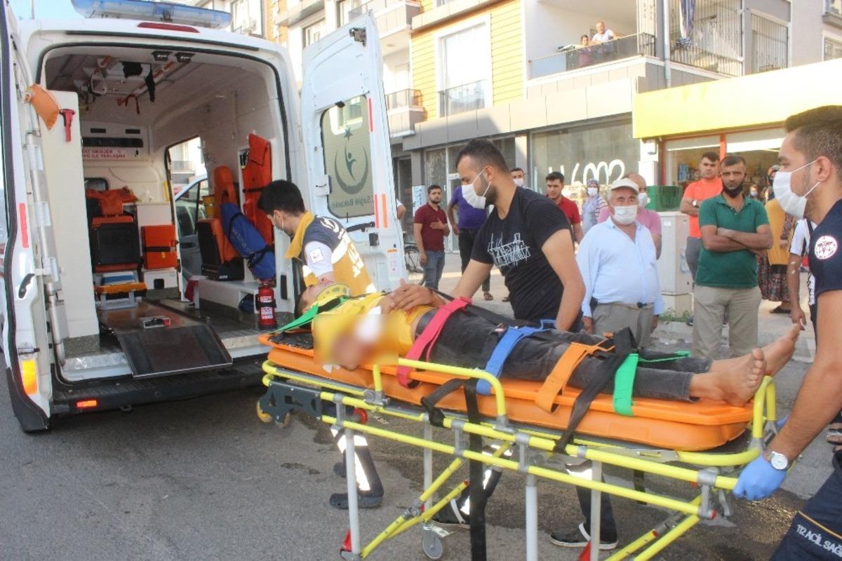 Motosiklet ile hafif ticari ara&ccedil; &ccedil;arpıştı: 2 yaralı