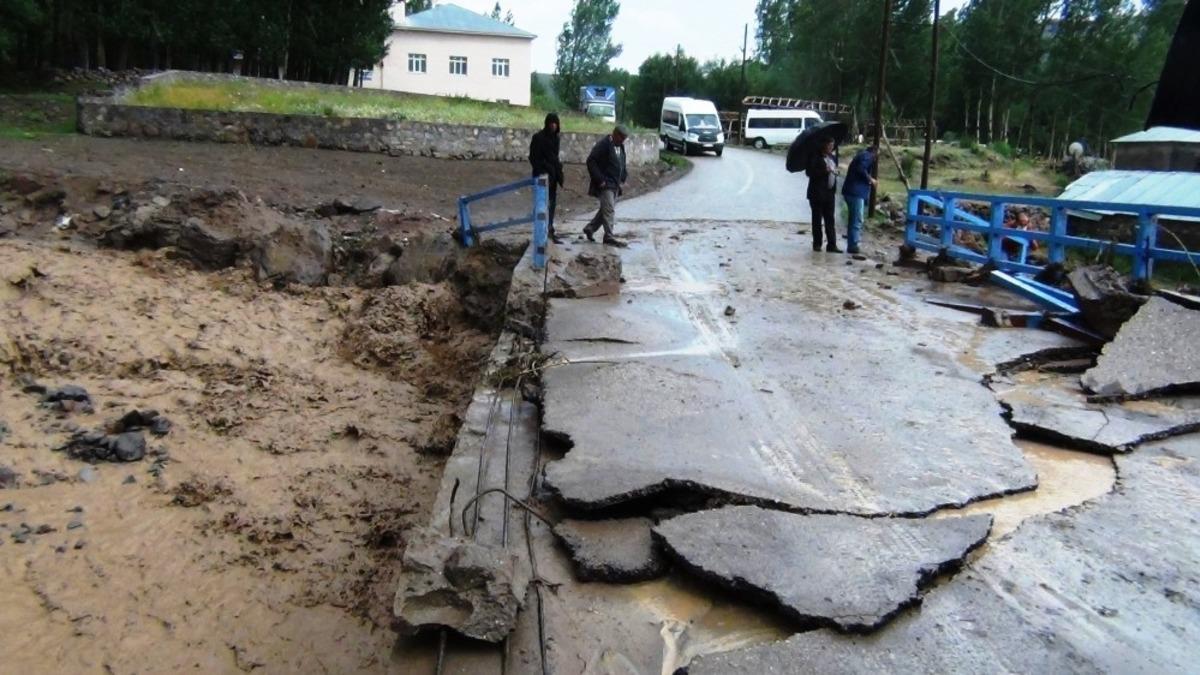 Erciş&rsquo;te sel 4 mahallede hasara yol a&ccedil;tı
