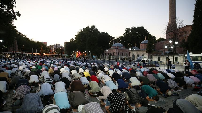 Ayasofya'nın önünde akşam namazı kılındı