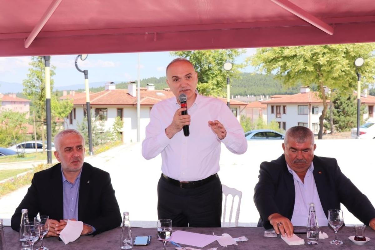 D&uuml;zce Belediye Başkanı &Ouml;zl&uuml; muhtarlarla bir araya geldi