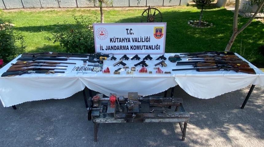 K&uuml;tahya&rsquo;da ka&ccedil;ak silah operasyonu: 6 g&ouml;zaltı