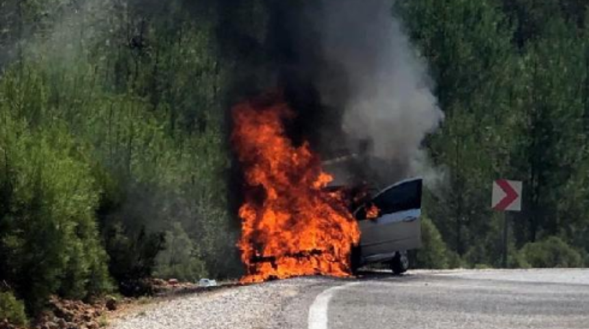 Alev alan otomobildeki hamile sürücü, son anda kurtarıldı