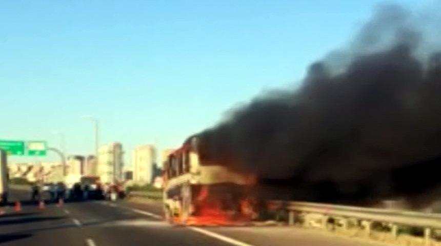 Ankara'da hareket halindeki servis midibüsü alev aldı