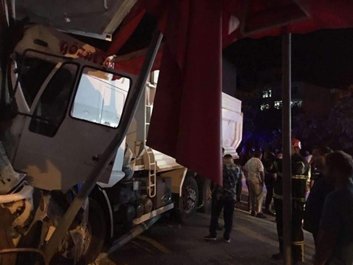 Fatsa&rsquo;da kamyon işyerine girdi
