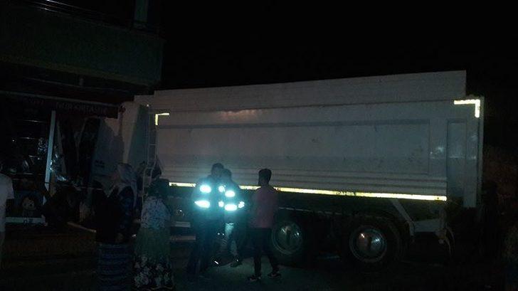 Fatsa’da kamyon işyerine girdi G2