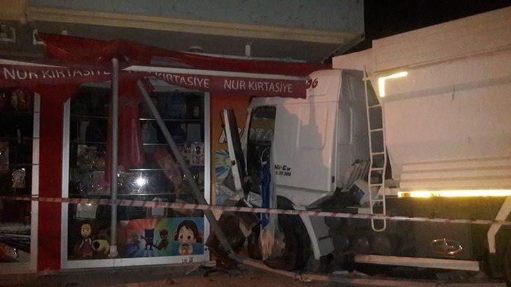 Fatsa’da kamyon işyerine girdi G3