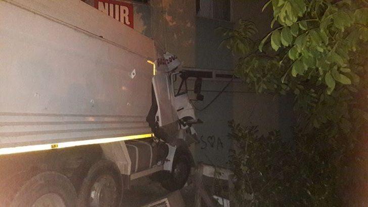 Fatsa’da kamyon işyerine girdi G4