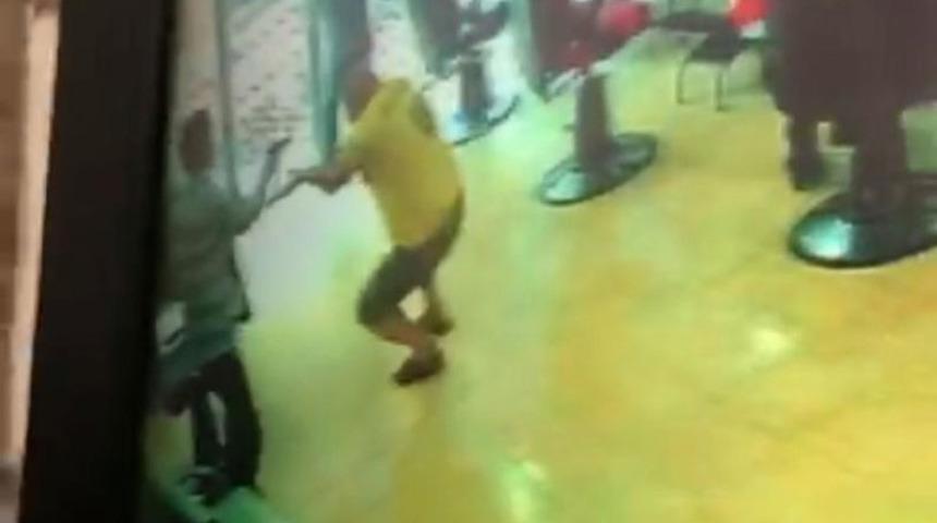 Kan donduran olay! Tokalaşmak isterken b&ouml;yle &ouml;ld&uuml;r&uuml;lm&uuml;ş