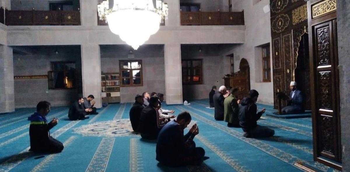 AK Partili gen&ccedil;ler Kars&rsquo;ta ş&uuml;k&uuml;r namazı kıldı