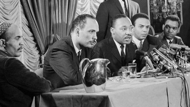 Siyahların eşit haklar ve özgürlükler mücadelesinin liderleri Martin Luther King Jr ve Andrew Young (onun sağında)
