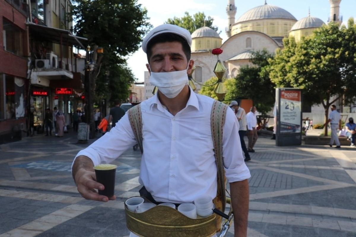 Kavurucu sıcakların vazge&ccedil;ilmezi meyan şerbeti