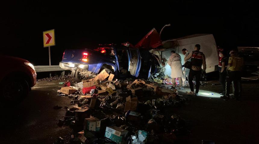 Akseki'de katliam gibi kaza: 2 &ouml;l&uuml;, 4 yaralı