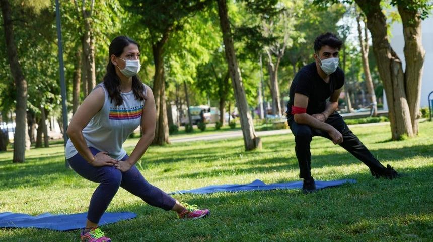 B&uuml;y&uuml;kşehir Belediyesinden sosyal mesafeli sabah sporu