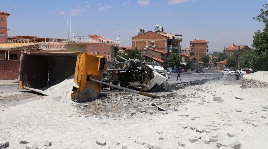 Kazada yaralanan s&uuml;r&uuml;c&uuml;n&uuml;n tedavisi s&uuml;r&uuml;yor