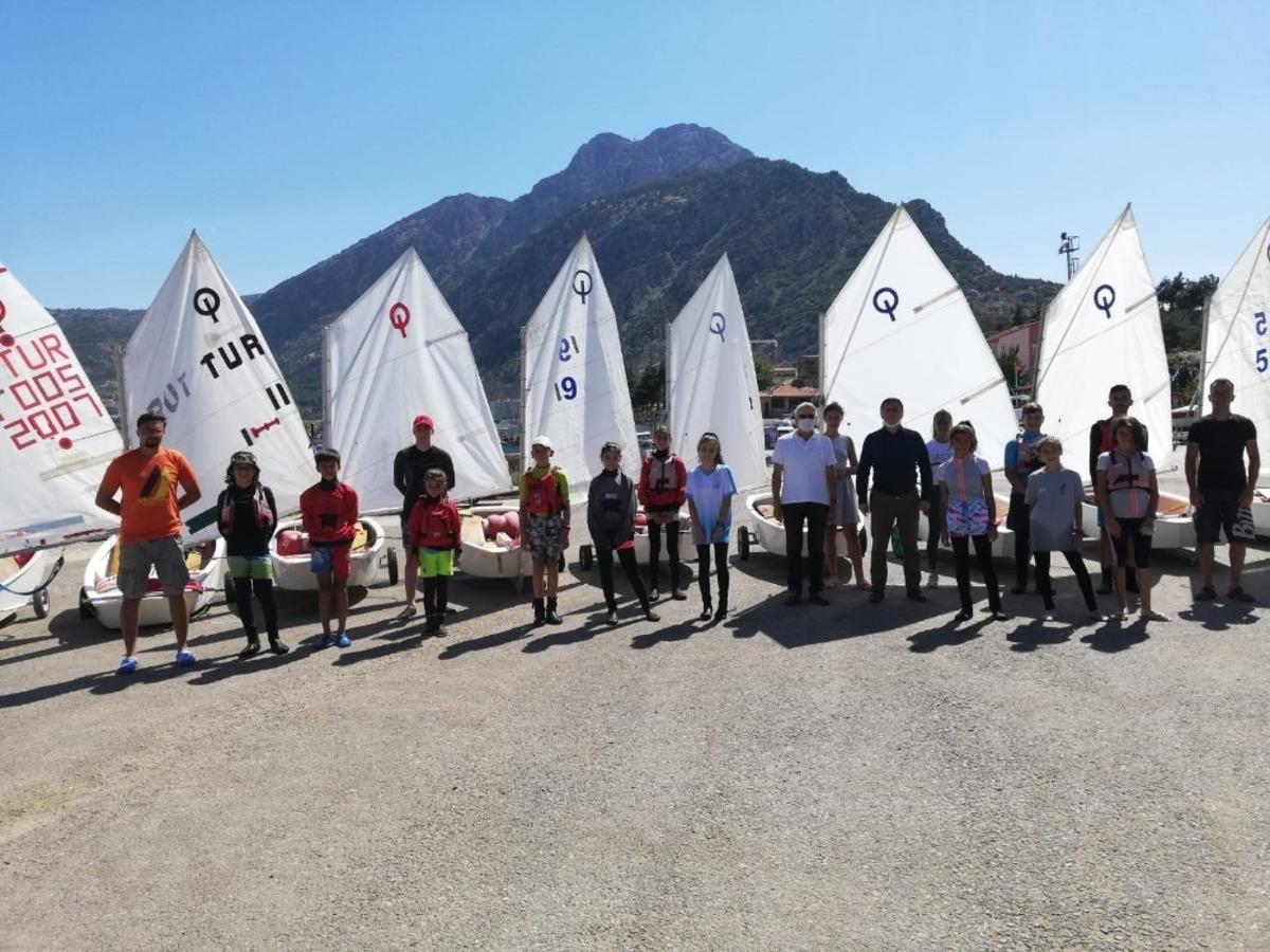 İl M&uuml;d&uuml;r&uuml; Gevrek&rsquo;ten Eğirdirli yelkencilere malzeme s&ouml;z&uuml;