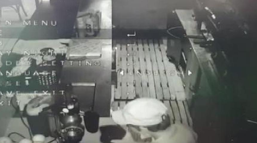 Hırsızlık i&ccedil;in girdi! Yaptığı 'pes' dedirtti