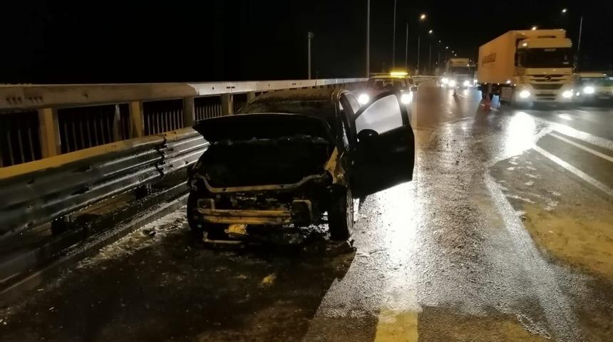 TEM Otoyolu’nda yanan otomobil kullanılamaz hale geldi